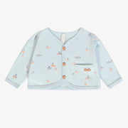 Ensemble deux-pièces bleu pâle avec motif de voiliers en jersey biologique, naissance || Light blue two-pieces set with sailboat print in organic jersey, newborn