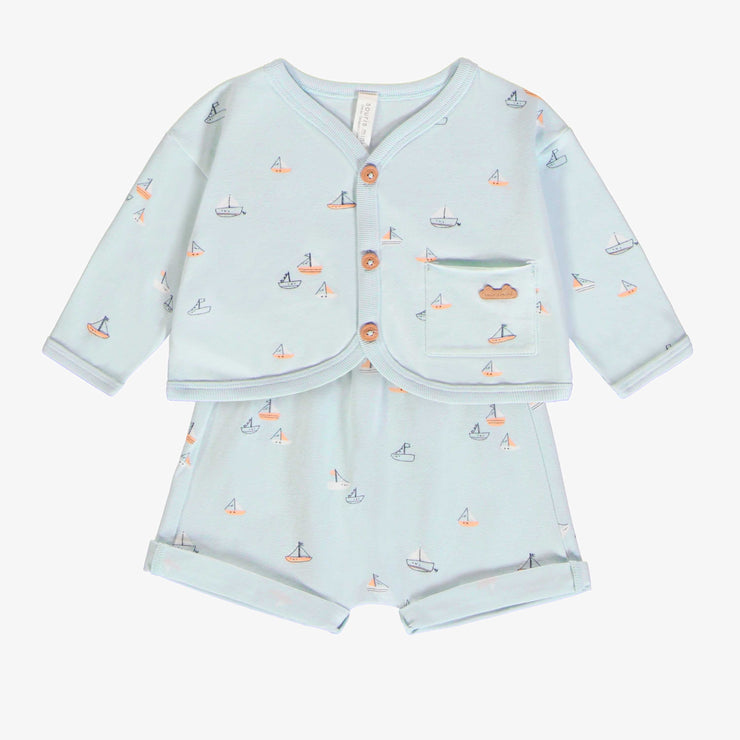 Ensemble deux-pièces bleu pâle avec motif de voiliers en jersey biologique, naissance || Light blue two-pieces set with sailboat print in organic jersey, newborn
