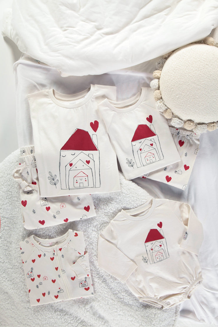 Haut de pyjama crème avec l’illustration d’une maisonnée remplie d’amour, adulte || Cream pajama top with a loving household illustration, adult