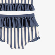 Détail du maillot de bain deux pièces bleu et blanc à volants, bébé