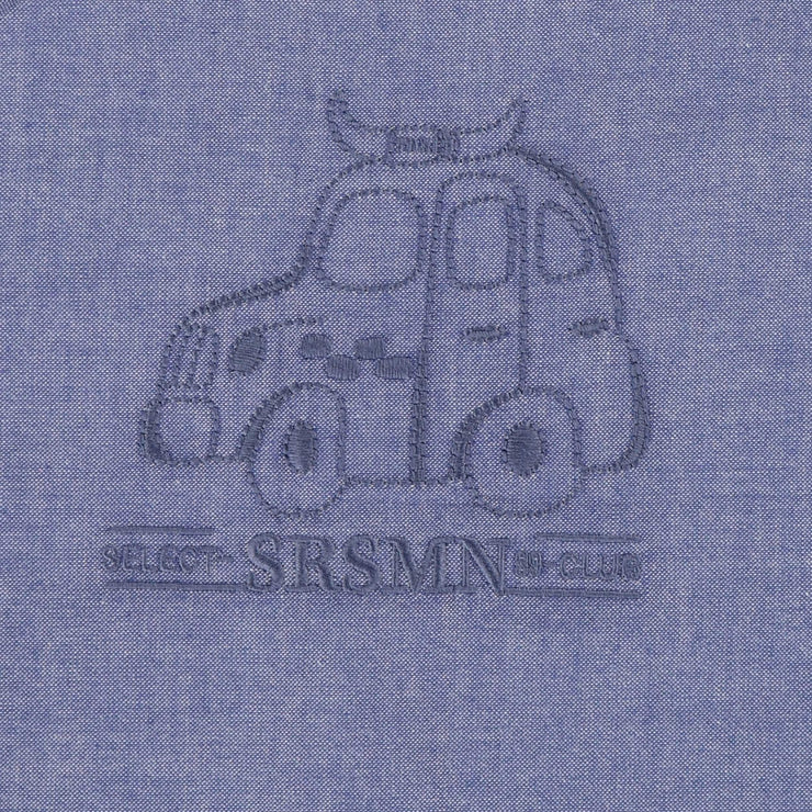 Détail de la chemise bleu chiné en coton chambray, bébé