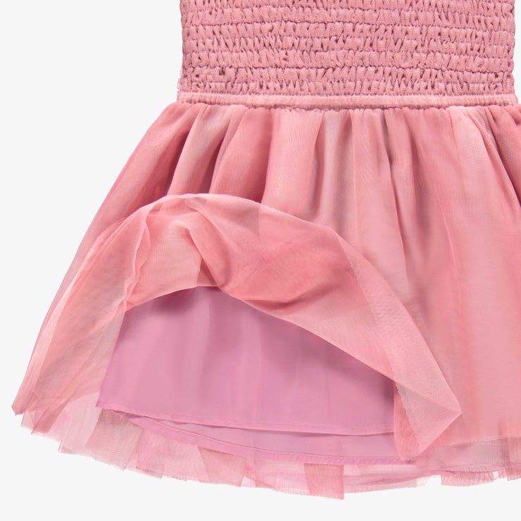 Détail de la robe rose en nid d'abeille et tulle, bébé