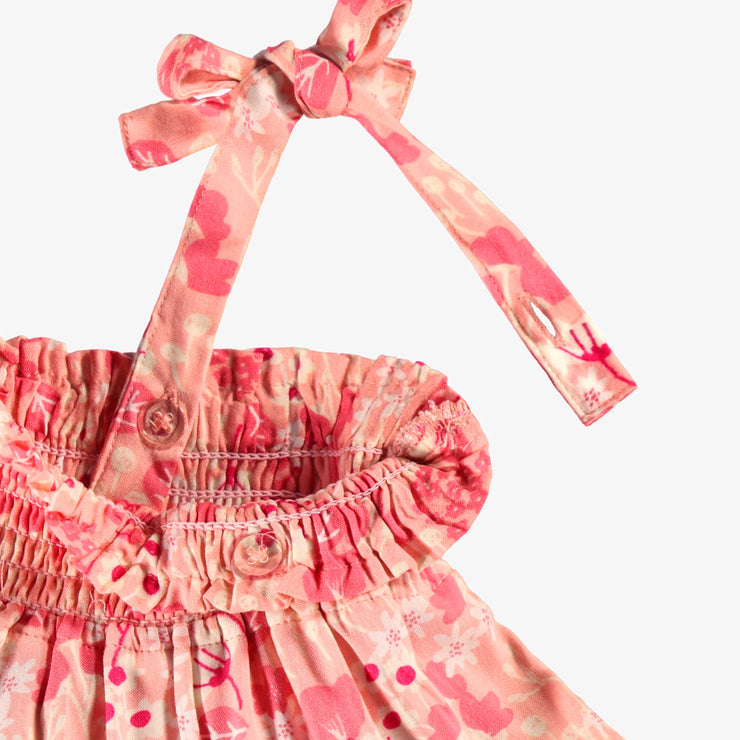 Détail de la robe rose à motif floral, bébé