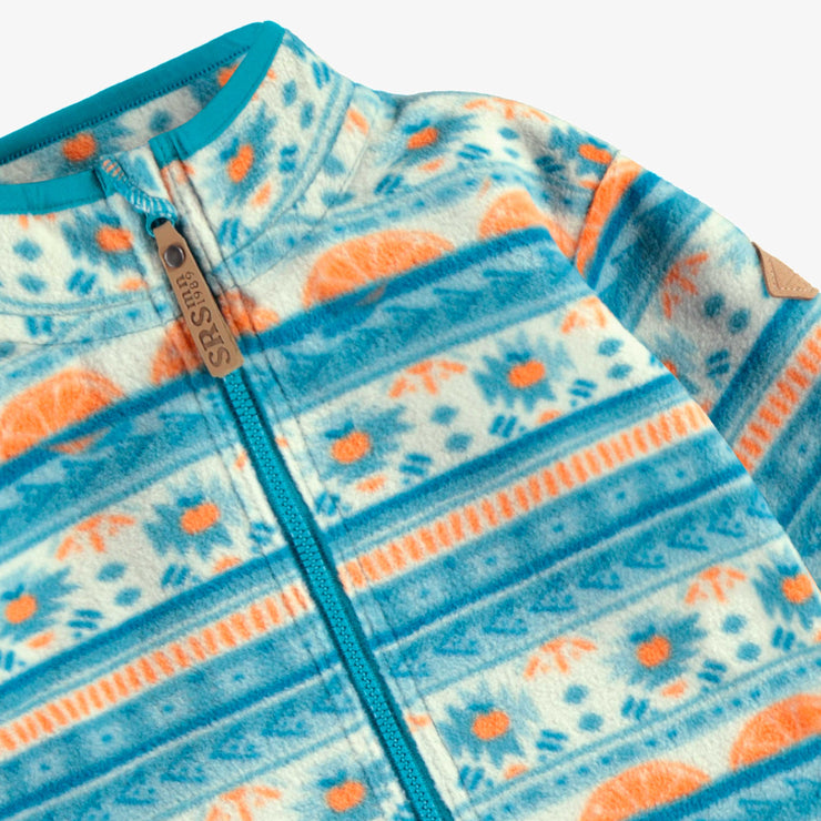 Détail de la veste de polar bleue à motifs et col montant, bébé