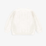 Dos du cardigan blanc en tricot avec détails ajourés et fleurs crochetées, bébé