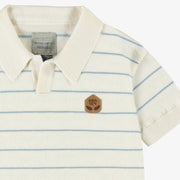 Détail du polo crème et bleu en tricot à rayures, bébé
