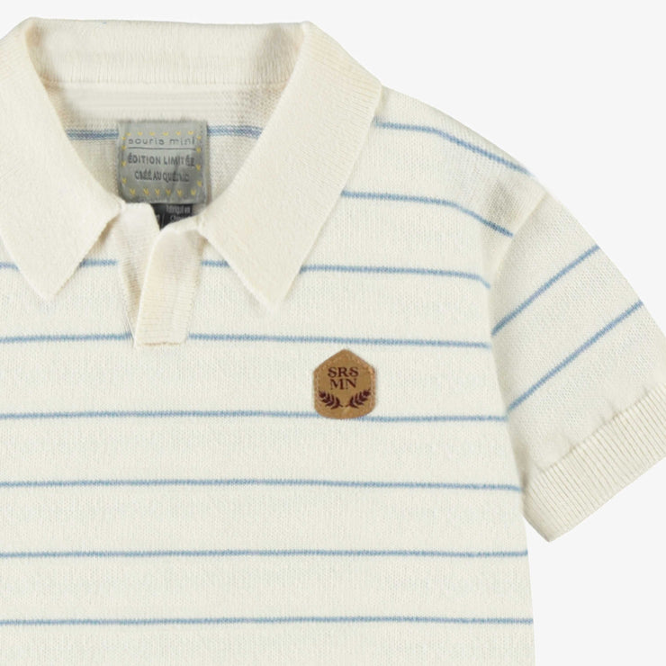 Détail du polo crème et bleu en tricot à rayures, bébé