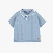 Polo bleu pâle en tricot, naissance