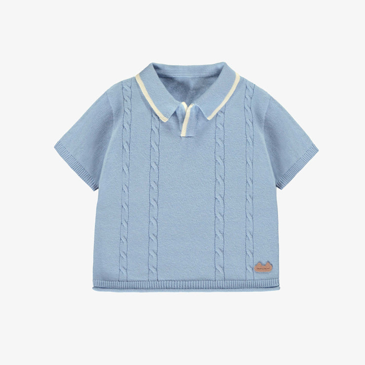 Polo bleu pâle en tricot, naissance