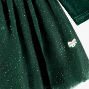 Zoom détails volant de la robe verte en velours et paillettes