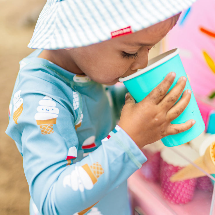 T-shirt de bain à manches longues bleu avec motif de friandises glacées, bébé || Blue long sleeves swim t-shirt with icy treat print, baby
