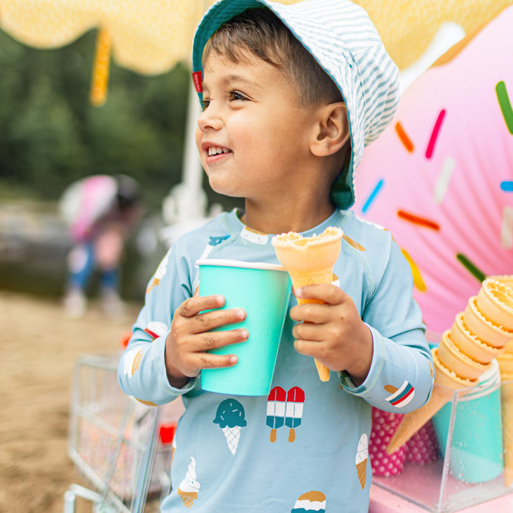 T-shirt de bain à manches longues bleu avec motif de friandises glacées, bébé || Blue long sleeves swim t-shirt with icy treat print, baby