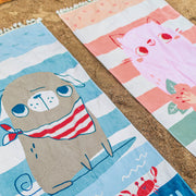 Serviette de plage rose avec une illustration de chaton en ratine, enfant || Pink beach towel with a kitten illustration in terry, child