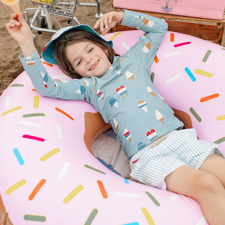 T-shirt de bain à manches longues bleu avec motif de friandises glacées, enfant || Blue long sleeves swim t-shirt with icy treat print, child