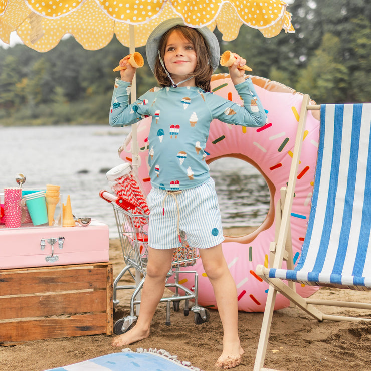 T-shirt de bain à manches longues bleu avec motif de friandises glacées, enfant || Blue long sleeves swim t-shirt with icy treat print, child