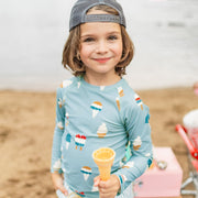 T-shirt de bain à manches longues bleu avec motif de friandises glacées, enfant || Blue long sleeves swim t-shirt with icy treat print, child