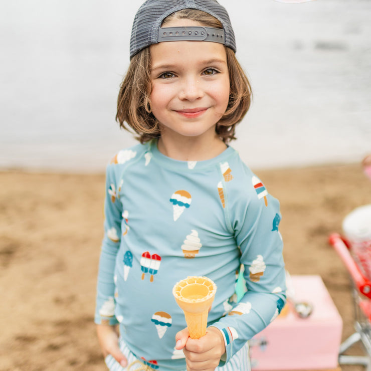 T-shirt de bain à manches longues bleu avec motif de friandises glacées, enfant || Blue long sleeves swim t-shirt with icy treat print, child