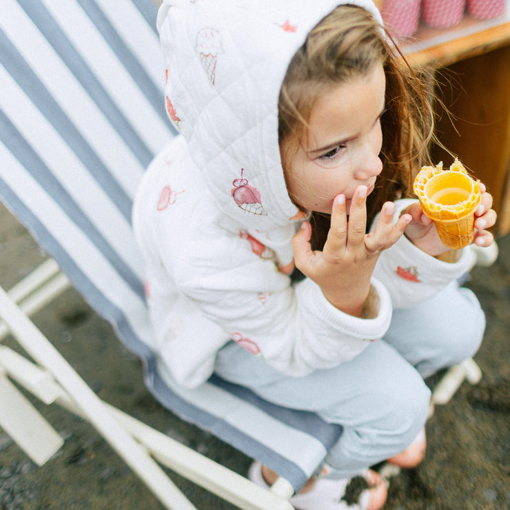 Chandail à capuchon matelassé crème à motif de crèmes glacées, enfant || Cream quilted hoodie with ice cream print, child