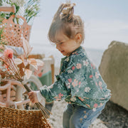 Chandail ample manches longues vert fleuri, bébé || Green long sleeves loose fit sweater with floral print, baby