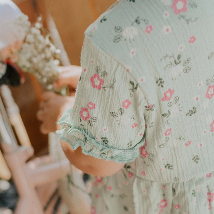Robe régulière évasée à manches courtes vert clair fleuri, bébé || Light green flowery short sleeves regular fit flared dress, baby