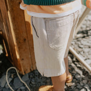 Short coupe décontractée en denim cheminot extensible, beige et crème, bébé ||Casual shorts in stretch  railroad denim, beige and cream, baby