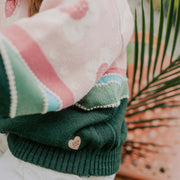 Chandail de maille à manches longues vert, crème et corail à motif jacquard floral, enfant || Long sleeves knitted sweater in green, cream and coral floral jacquard pattern, child