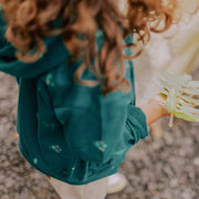 Veste régulière à capuchon et manches longues verte à motif, enfant || Green long sleeves regular sweater with pattern, child