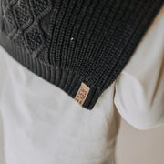 Chandail en tricot noir au motif tressé, bébé