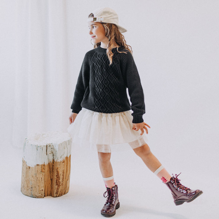Chandail en tricot noir au motif tressé, enfant || Black knitted sweater with braided pattern, child