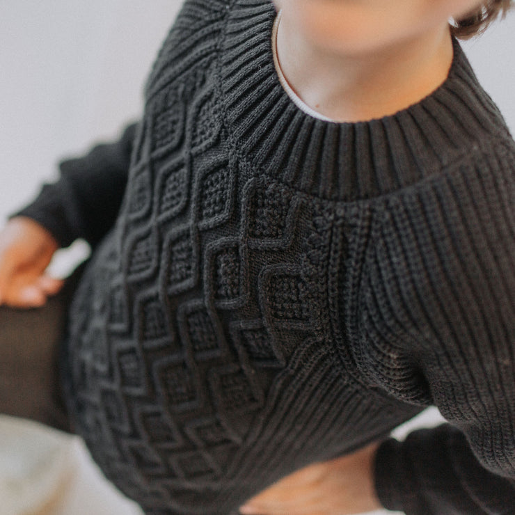 Chandail en tricot noir au motif tressé, enfant || Black knitted sweater with braided pattern, child